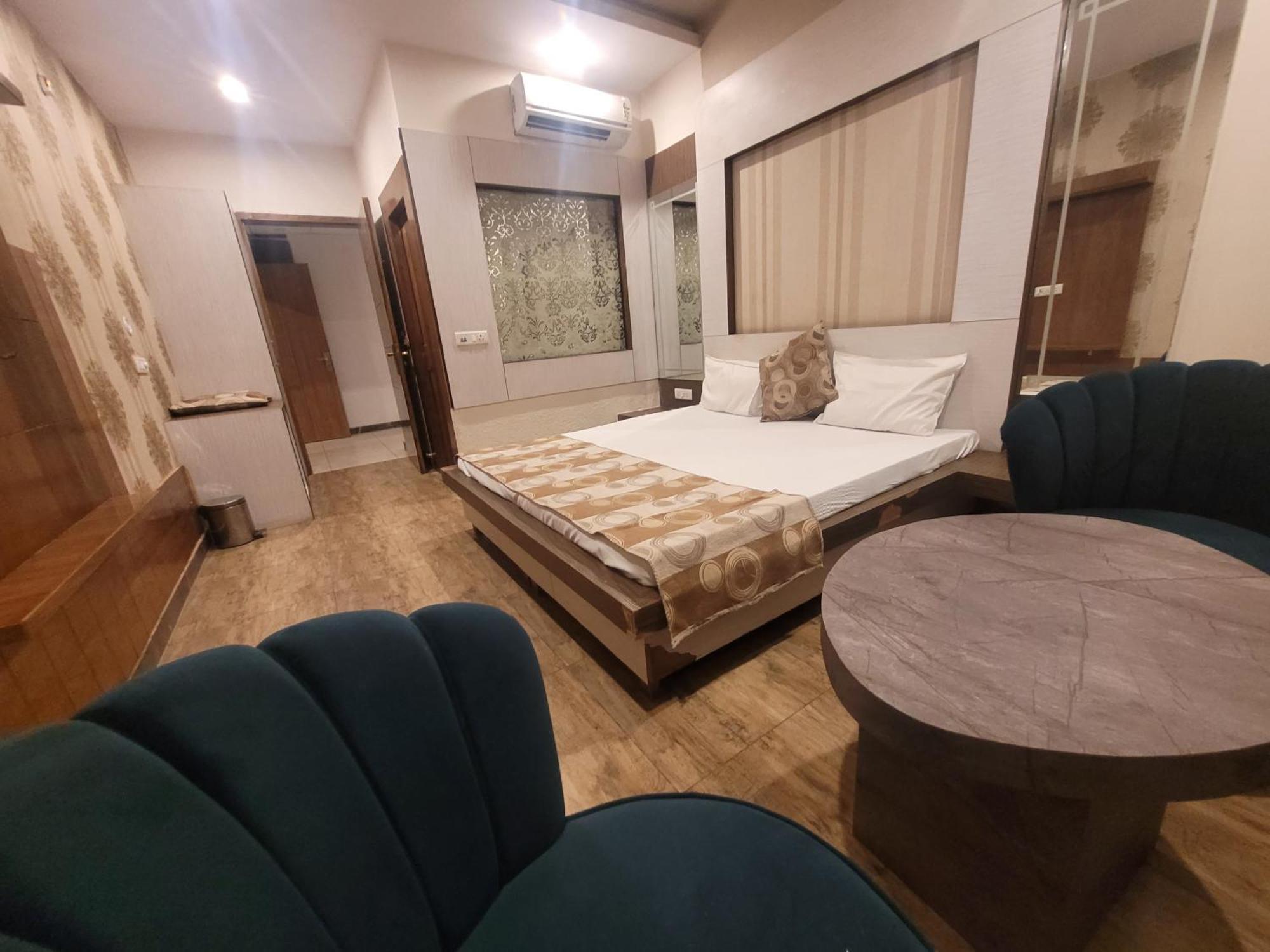 The Aura Grand Hotel & Banquet - A Unit Of Sitara Kollection Hotels Rohtak Екстер'єр фото