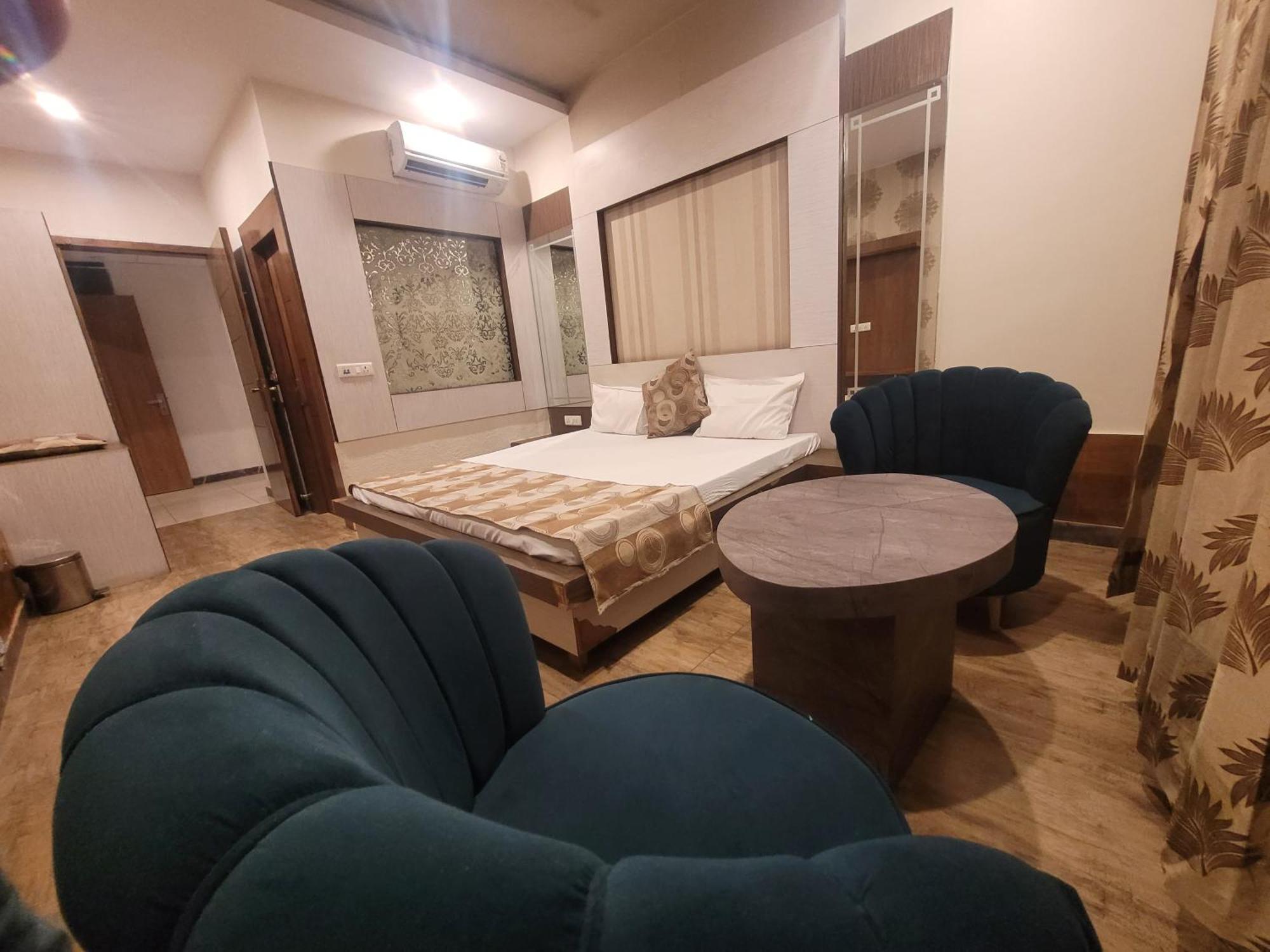 The Aura Grand Hotel & Banquet - A Unit Of Sitara Kollection Hotels Rohtak Екстер'єр фото