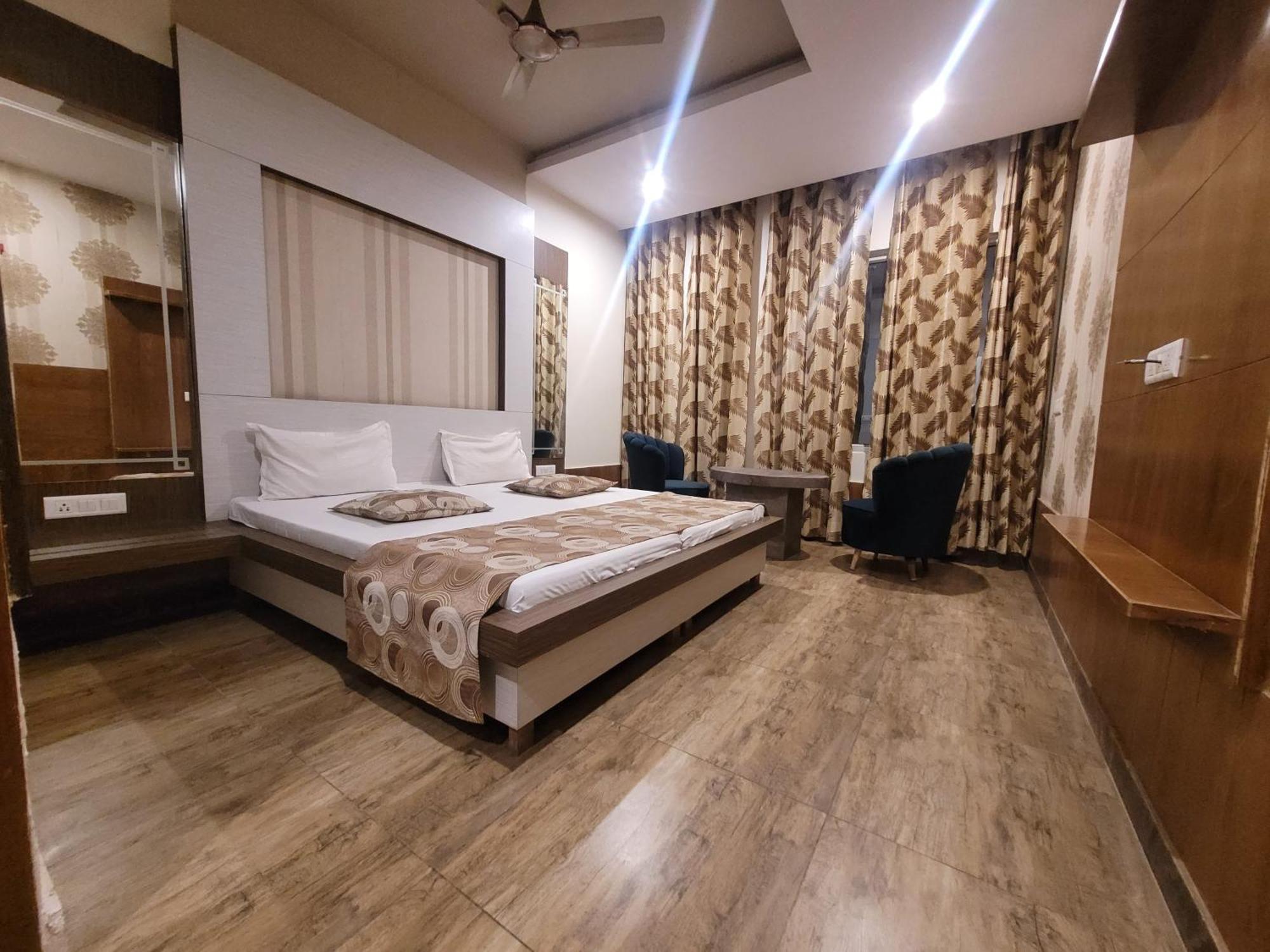 The Aura Grand Hotel & Banquet - A Unit Of Sitara Kollection Hotels Rohtak Екстер'єр фото